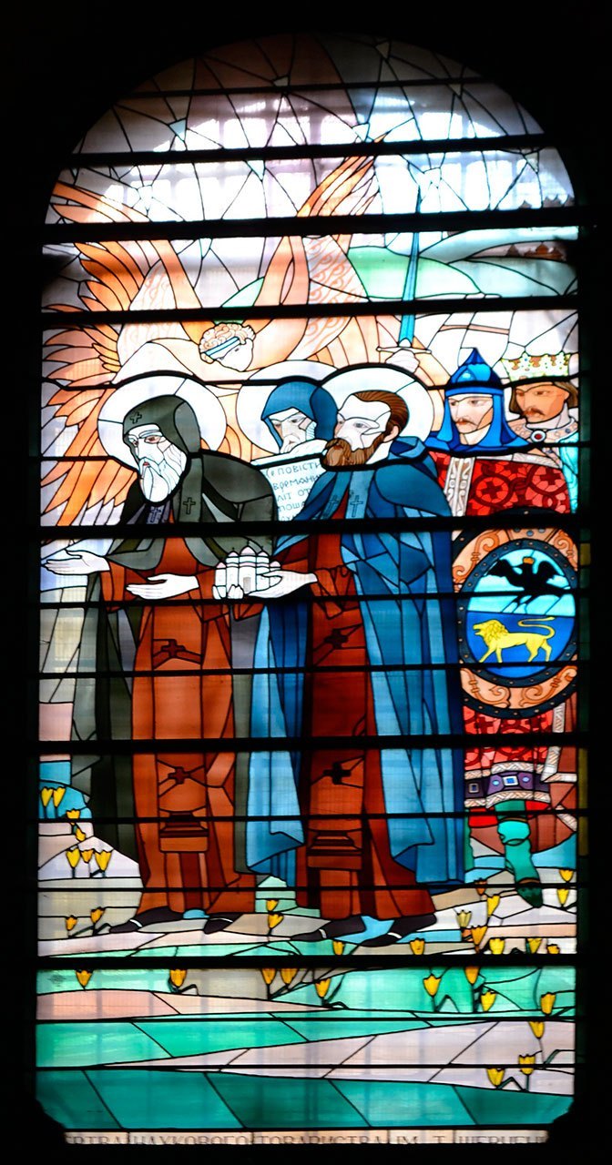 П. Холодний. Вітраж «Св. ченці Антоній та Феодосій Печерські і Нестор Літописець» в Успенській церкві с. Мражниця. 1929. Скло